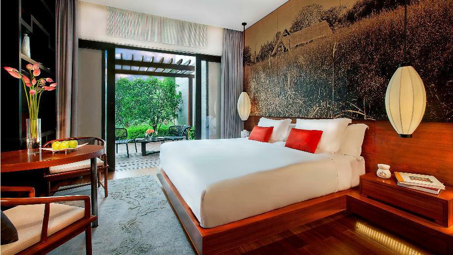 premier_garden-room_king_bed_920x518.jpg